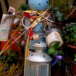 Ensemble décoratif comprenant une lanterne, des pots de fleurs, des paniers, des colliers  - France  - collection de photos clin d'oeil, catégorie clindoeil